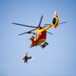 Numéros d'urgence en montagne en France - Hélicoptère du PGHM en intervention de secours en haute montagne dans les Alpes