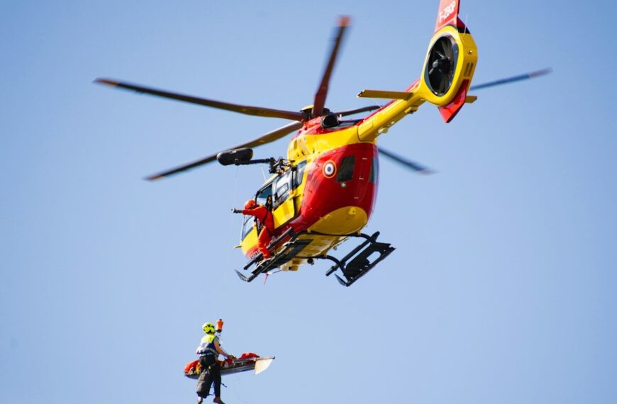 Numéros d'urgence en montagne en France - Hélicoptère du PGHM en intervention de secours en haute montagne dans les Alpes