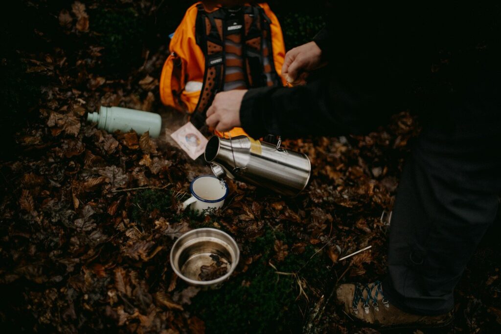 Bivouac bushcraft en forêt avec équipement de survie