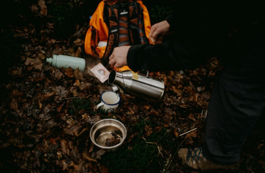 Filtre à eau de survie comparatif - Bivouac bushcraft en forêt avec équipement de survie