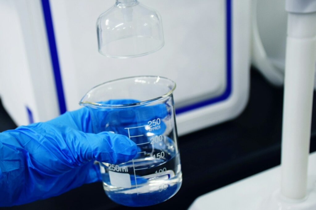 person in blue long sleVerre d'eau potable propre sans PFAS ni contaminants chimiqueseve shirt
