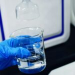 person in blue long sleVerre d'eau potable propre sans PFAS ni contaminants chimiqueseve shirt