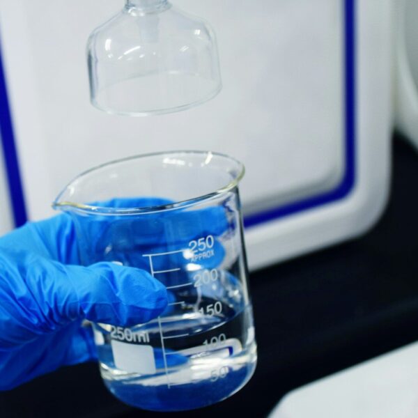 person in blue long sleVerre d'eau potable propre sans PFAS ni contaminants chimiqueseve shirt