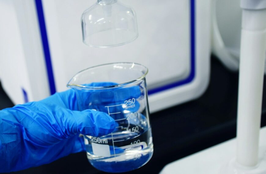 person in blue long sleVerre d'eau potable propre sans PFAS ni contaminants chimiqueseve shirt
