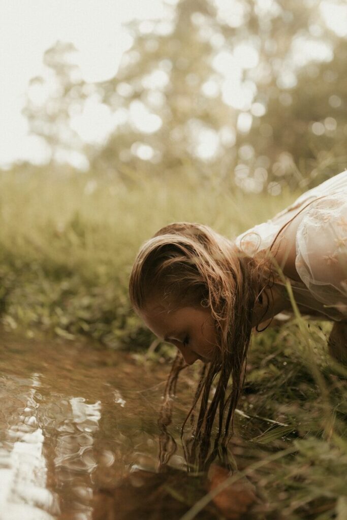 Boire de l'eau filtrée en plein air lors d'un trek est plus sage