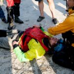 Résilience émotionnelle en cas de catastrophe - Personne calme gérant une situation d'urgence en plein air