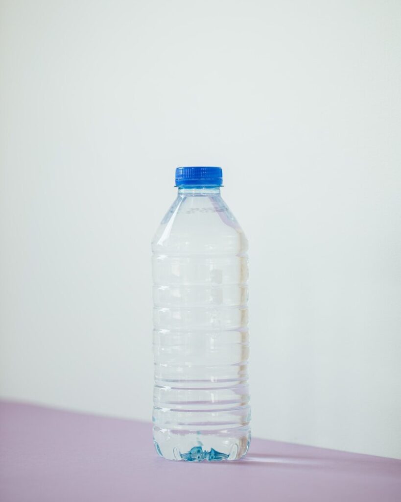 Bouteille d'eau avec PFAS