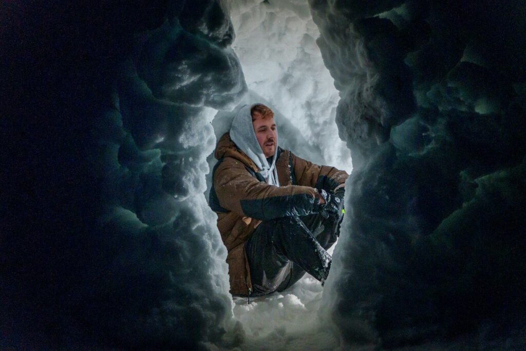 Construction d'un quinzhee en forêt — l'abri neige par excellence pour les nuits hivernales en milieu sauvage