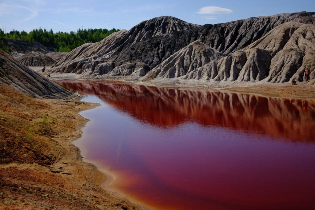 Pollution industrielle d'une rivière par des substances chimiques persistantes PFAS