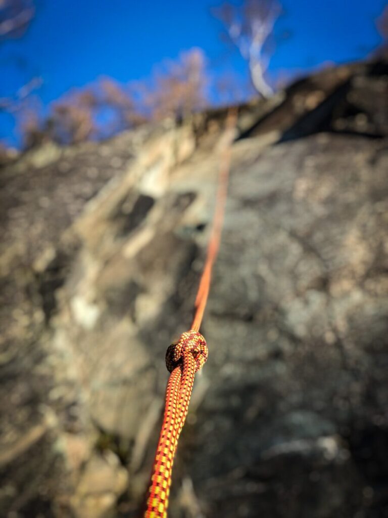 Nœud sur paracorde pour assembler les perches d'un tipi de survie