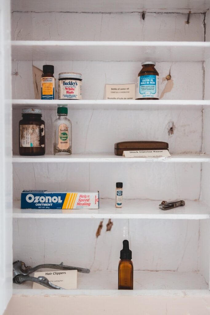 Armoire à pharmacie familiale médicaments organisation domicile