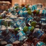 Une pile de bouteille pouvant contenir des PFAS eau en bouteille
