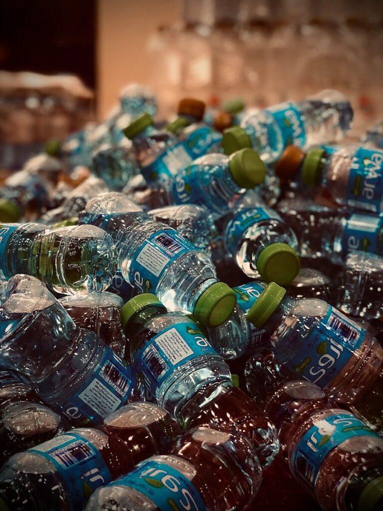 Une pile de bouteille pouvant contenir des PFAS eau en bouteille