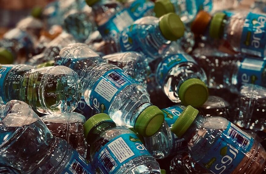 Une pile de bouteille pouvant contenir des PFAS eau en bouteille