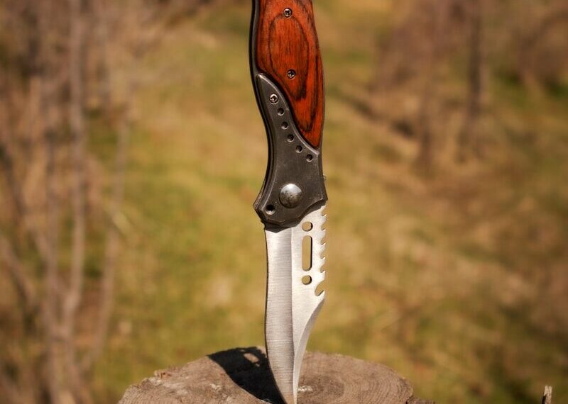 Meilleur couteau de survie moins de 1000 euros - Couteau artisanal manche bois posé sur établi d'atelier