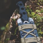 Couteau de survie posé sur une souche en forêt