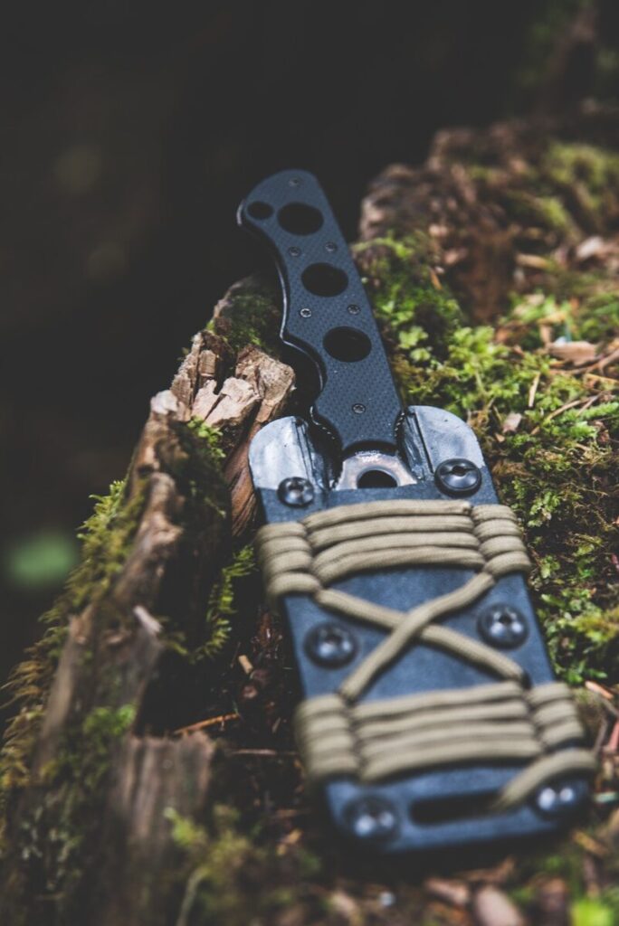 Couteau de survie posé sur une souche en forêt
