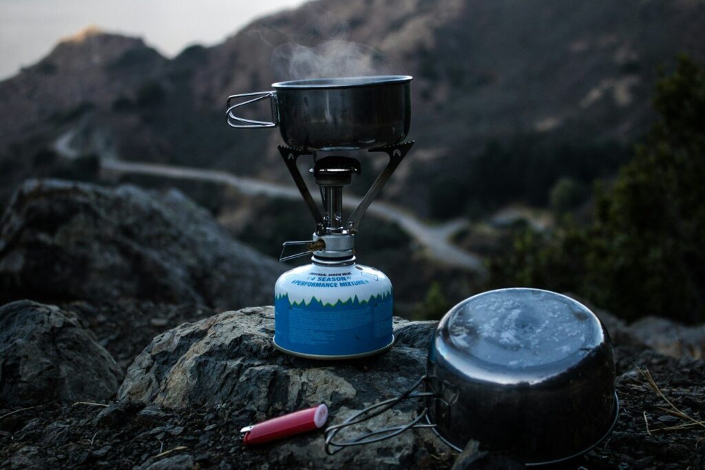 Réchaud portable à gaz, alternative légale au feu de camp en forêt