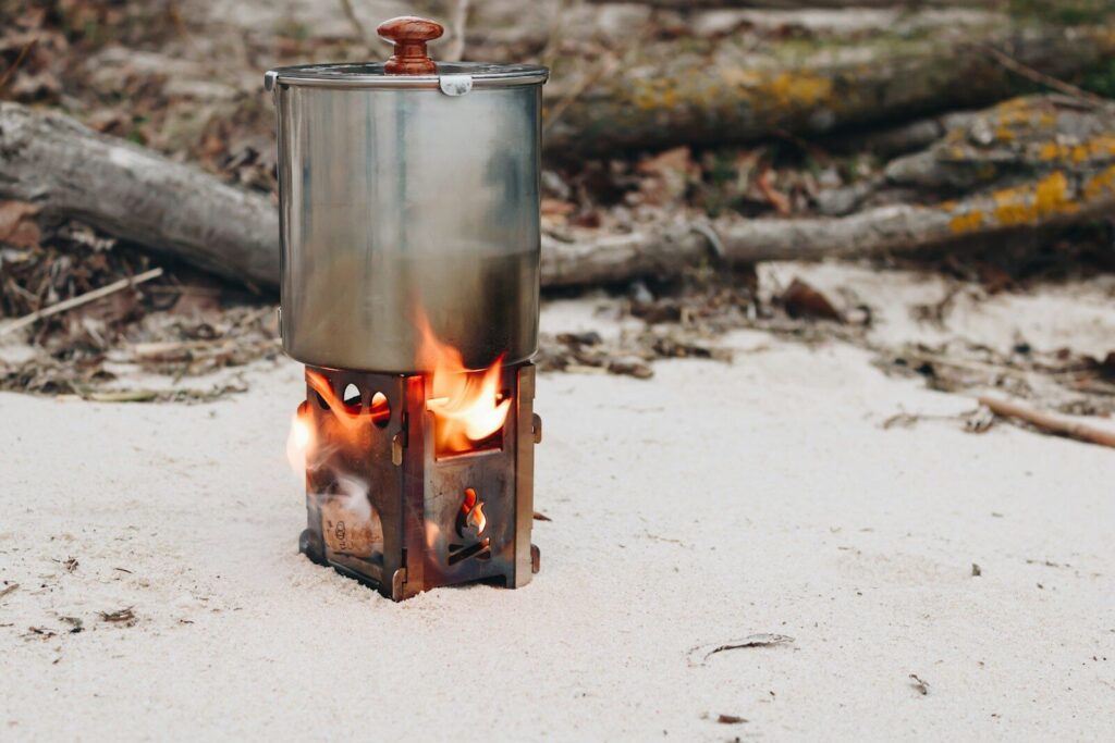 Réchaud à bois bushcraft en milieu naturel