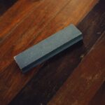 Pierre à Affûter Grain 1000/3000 pour Couteau - Utiliser une pierre à affûter pour votre couteau de survie le rendra beaucoup plus tranchant