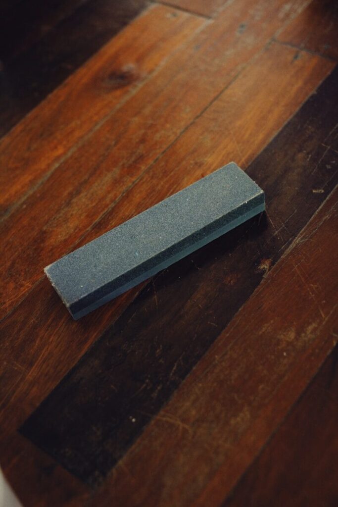 Pierre à Affûter Grain 1000/3000 pour Couteau - Utiliser une pierre à affûter pour votre couteau de survie le rendra beaucoup plus tranchant