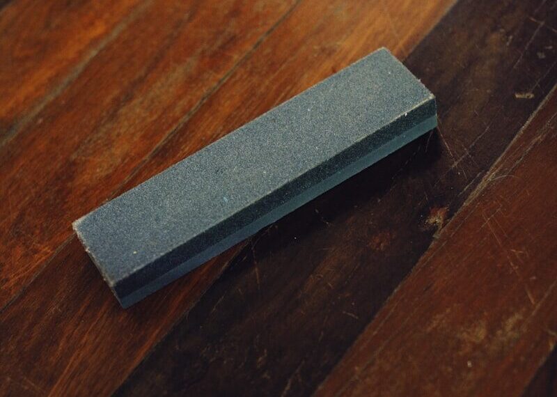Pierre à Affûter Grain 1000/3000 pour Couteau - Utiliser une pierre à affûter pour votre couteau de survie le rendra beaucoup plus tranchant