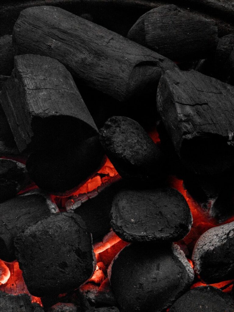 Fabrication de charbon de bois artisanal par pyrolyse pour la survie