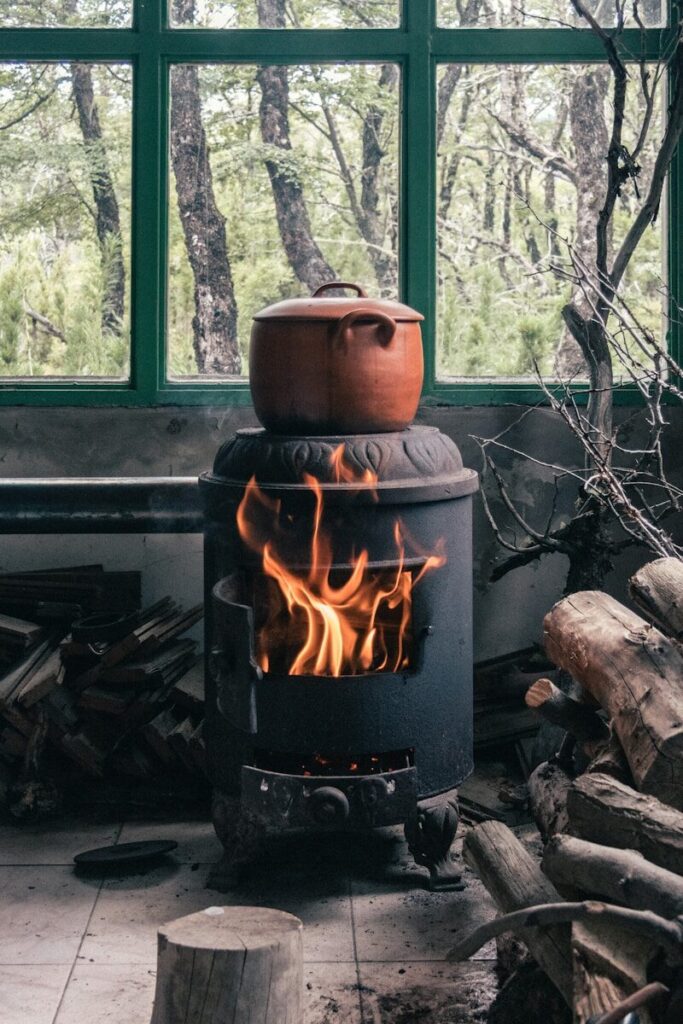 Chauffage sans électricité - Poêle à bois allumé dans un abri hivernal pour se chauffer sans électricité