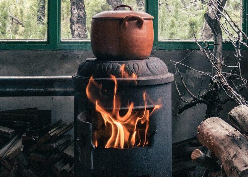 Chauffage sans électricité - Poêle à bois allumé dans un abri hivernal pour se chauffer sans électricité